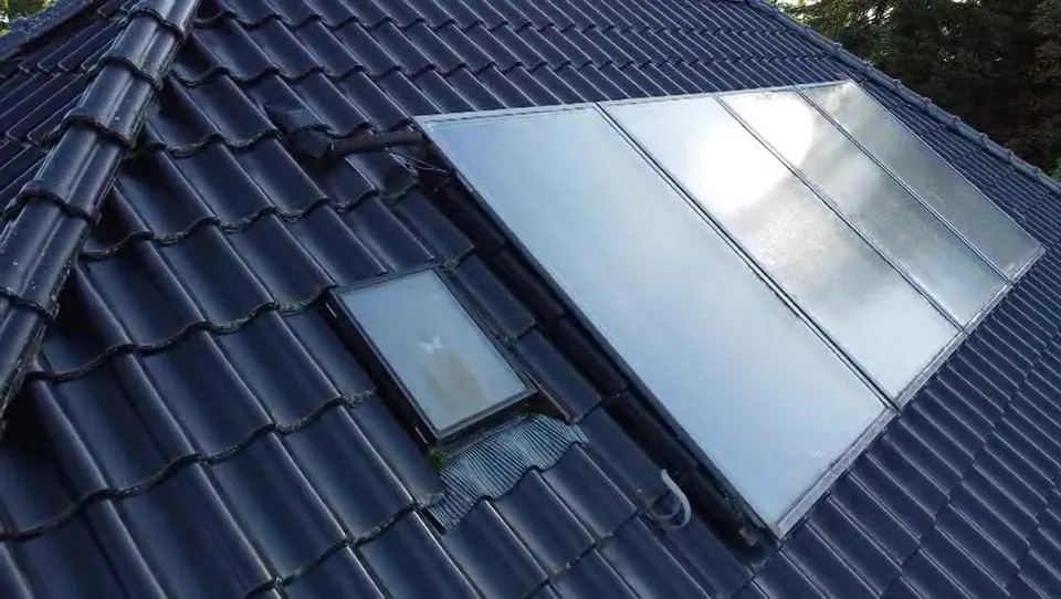 Dachfenster und Solarkollektoren auf dem Dach