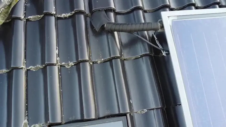 Solarleitung an der Dachdurchführung mit spröder Dämmung