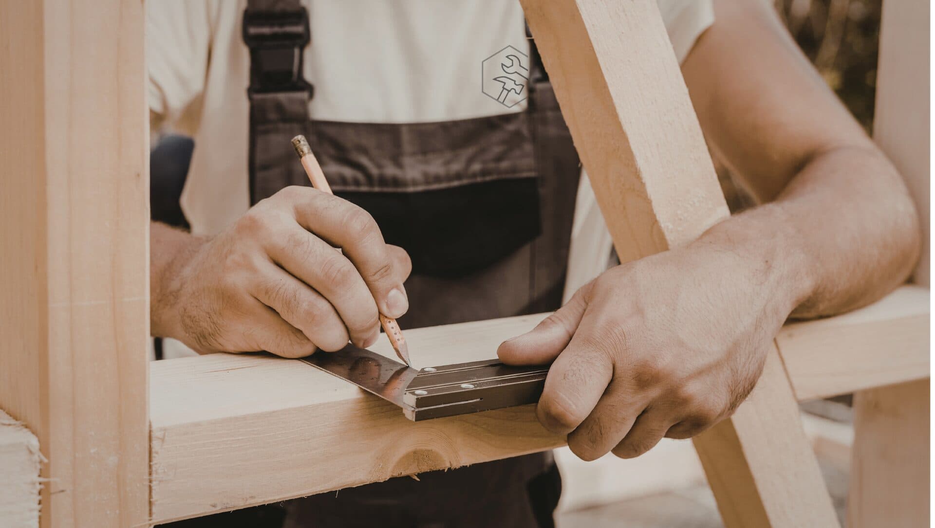 Handwerker zeichnet mit Bleistift und Winkel einen Holzbalken an